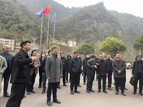 宜昌市工商联一行莅临清江鲟龙观摩调研