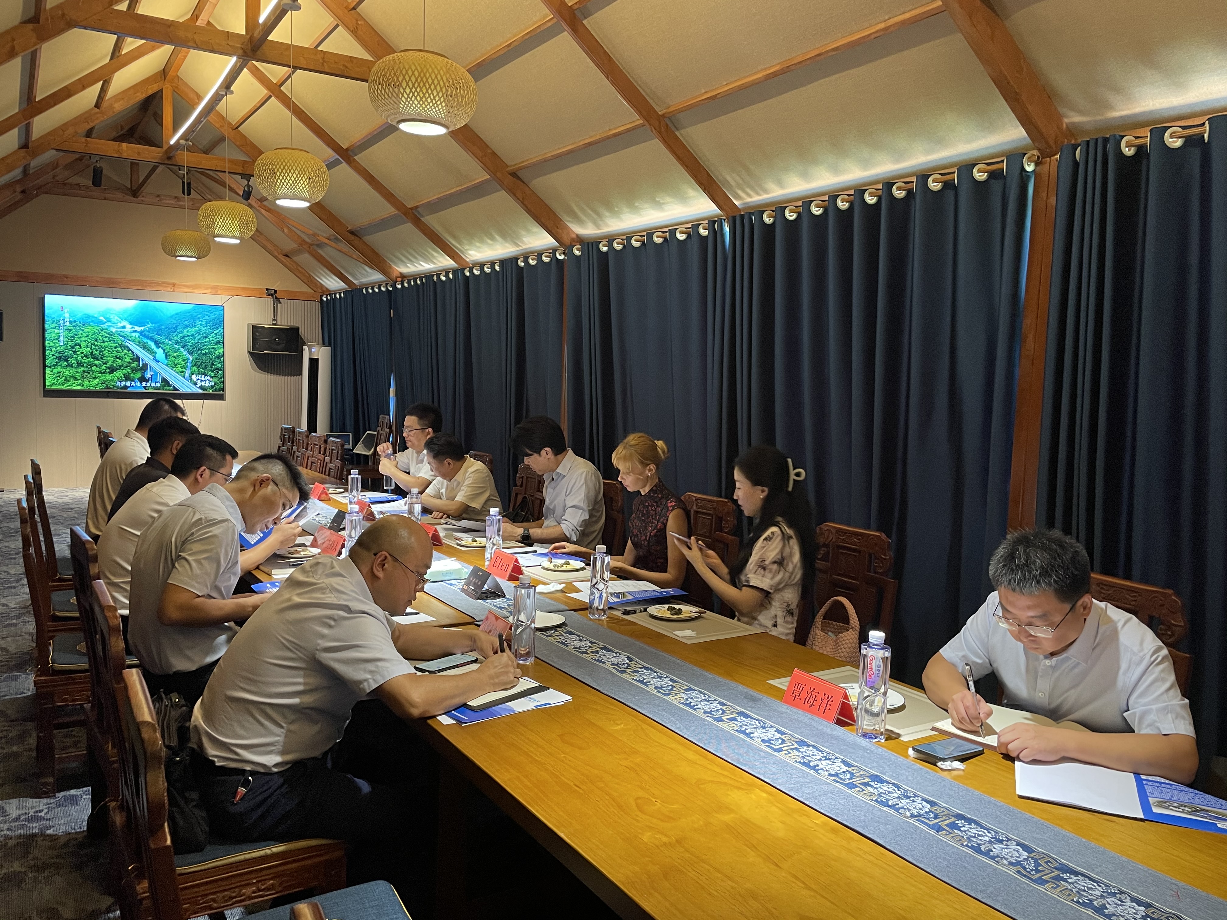 龙发制药（香港）有限公司总裁韩兵一行莅临清江鲟龙调研指导工作