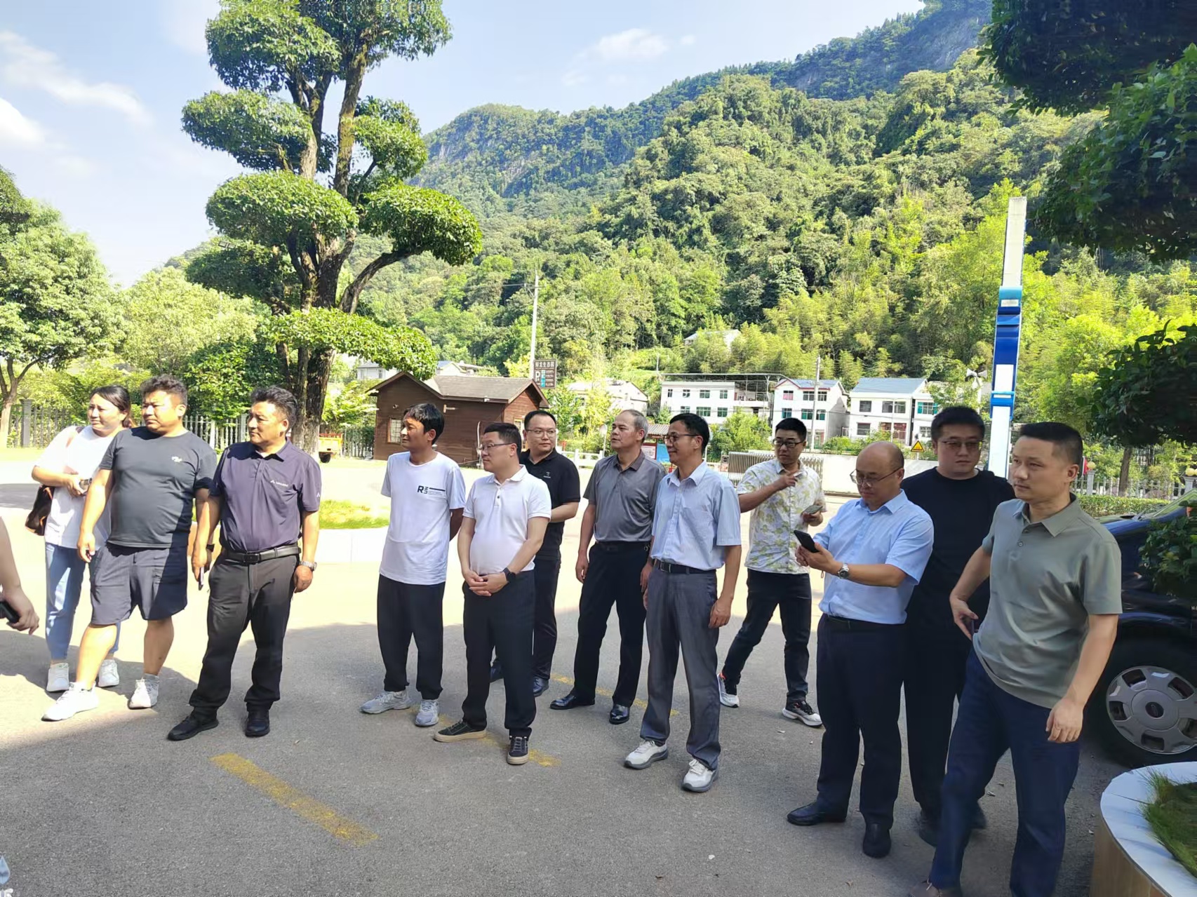 西藏自治区加查县县委常委、副县长陈爱国一行莅临清江鲟龙调研
