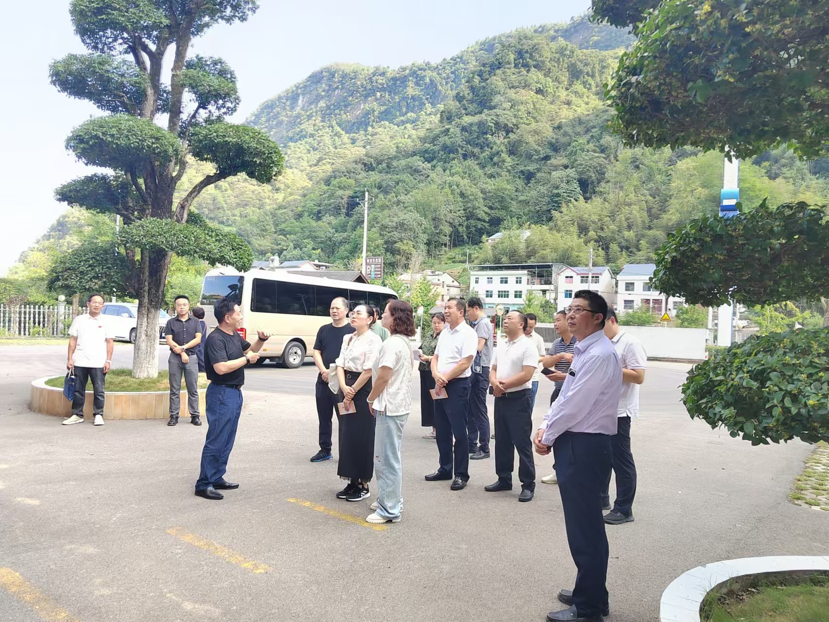 在鄂全国人大代表一行莅临清江鲟龙调研